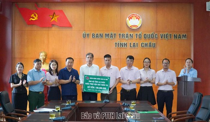  Thừa ủy quyền của Tổng Giám đốc NHCSXH Việt Nam, NHCSXH chi nhánh tỉnh Lai Châu trao số tiền ủng hộ 100 triệu đồng khắc phục hậu quả thiên tai.