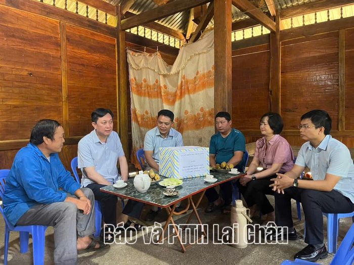 Đồng chí Lò Văn Cương - Chủ nhiệm UBKT Tỉnh ủy và đoàn công tác thăm, động viên gia đình liệt sĩ.