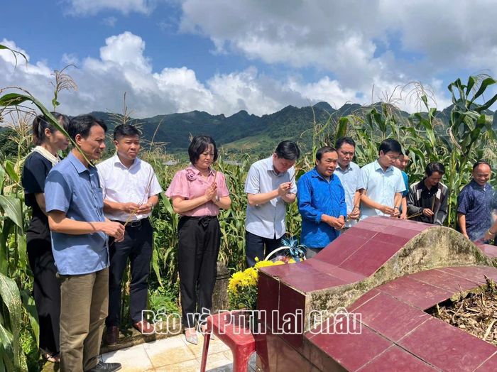 Đoàn công tác thắp hương tại phần mộ liệt sĩ Giàng A Sùng.