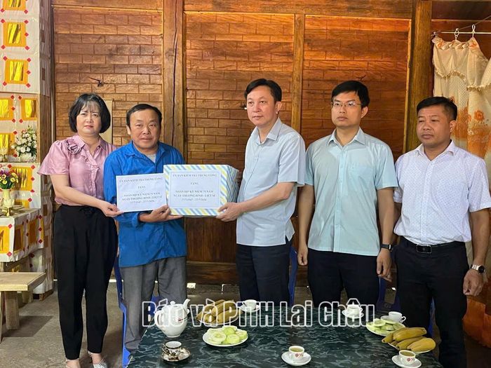 Đoàn công tác trao quà của UBKT Trung ương và UBKT Tỉnh ủy cho gia đình liệt sĩ Giàng A Sùng.