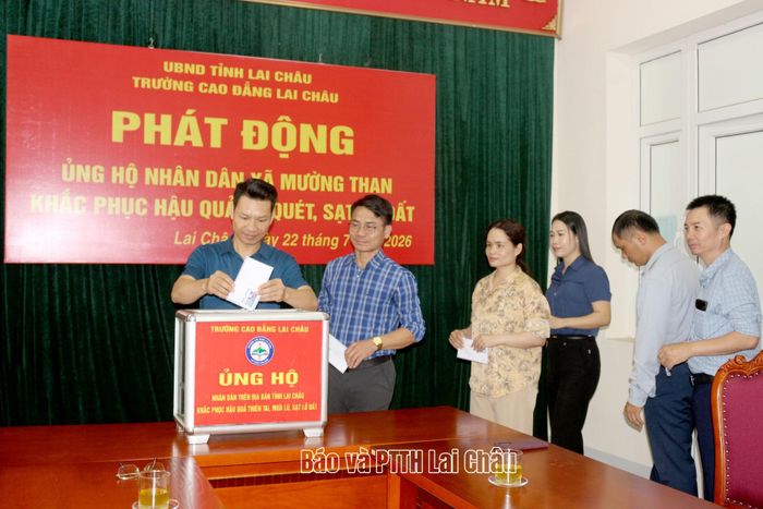 Cán bộ, viên chức, người lao động Trường Cao đẳng Lai Châu chung tay ủng hộ nhân dân xã Mường Than bị ảnh hưởng bởi thiên tai. 