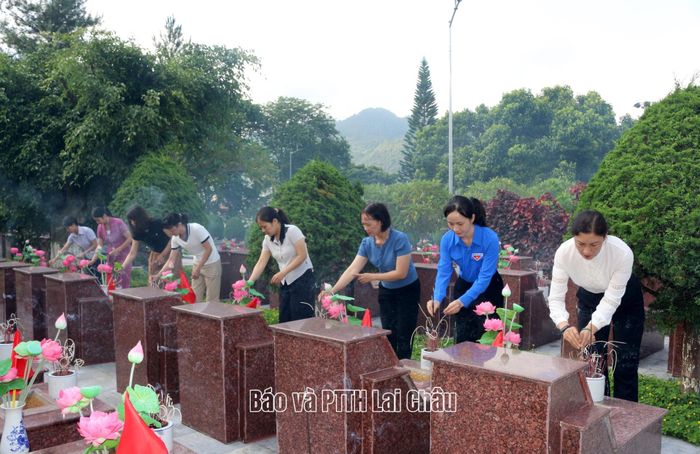 Cán bộ, viên chức, người lao động Trường Cao đẳng Lai Châu thắp hương tri ân các Anh hùng liệt sĩ tại Nghĩa trang Liệt sĩ tỉnh.