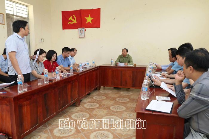 Lãnh đạo xã Phong Thổ báo cáo việc kiểm tra công tác sắp xếp ổn định chỗ ở cho người dân bản Tả Phìn.