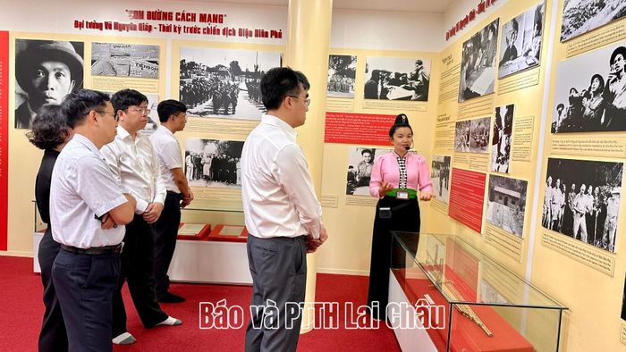 Đoàn đại biểu tỉnh Lai Châu thăm Khu di tích lịch sử Mường Phăng.