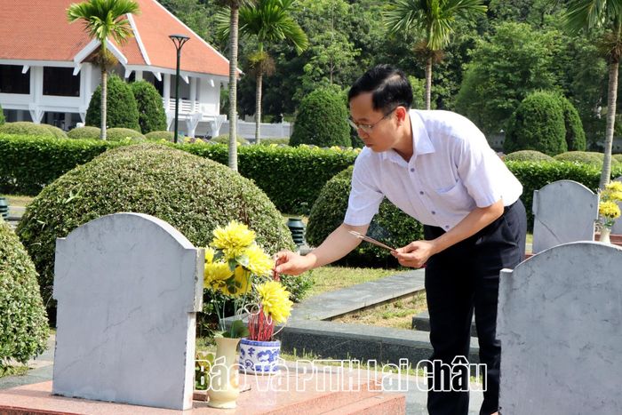 Đại biểu tỉnh Lai Châu và tỉnh Điện Biên thắp hương các phần mộ liệt sĩ tại Nghĩa trang Liệt sĩ Quốc gia A1.