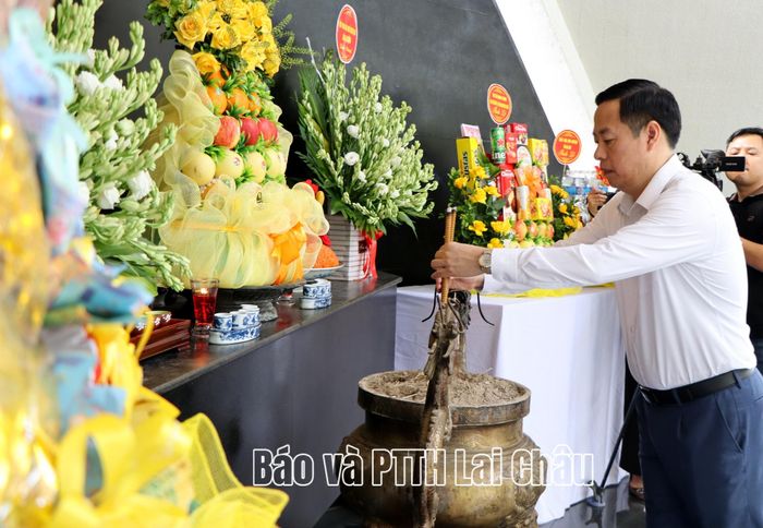 Đồng chí Hà Quang Trung - Chủ tịch UBND tỉnh Lai Châu dâng hương các Anh hùng liệt sĩ tại Nghĩa trang Liệt sĩ Quốc gia A1.