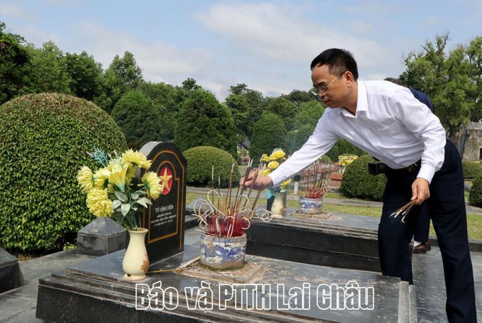 Đồng chí Nguyễn Văn Đoạt - Tỉnh ủy viên, Phó Chủ tịch UBND tỉnh Điện Biên thắp hương phần mộ Anh hùng liệt sĩ Tô Vĩnh Diện tại Nghĩa trang Liệt sĩ Quốc gia A1.