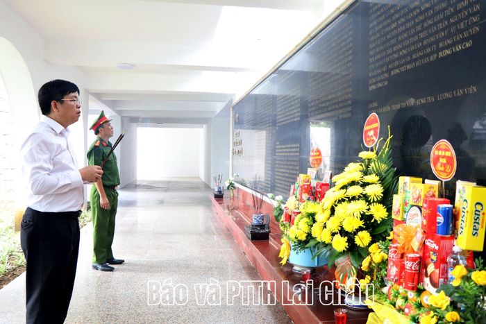 Lãnh đạo Sở Nội vụ thắp hương tại khu ghi công các Anh hùng liệt sĩ tại Nghĩa trang Liệt sĩ Quốc gia A1.