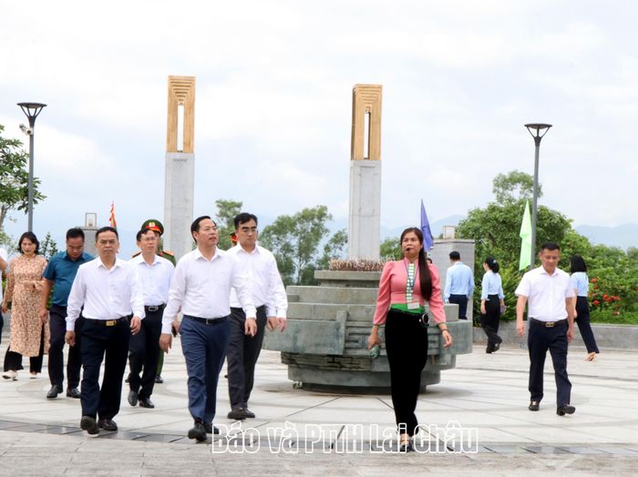 Các đại biểu thăm Đền thờ Liệt sĩ Chiến trường Điện Biên Phủ.