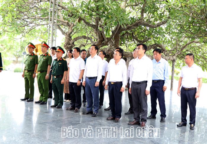 Đoàn đại biểu 2 tỉnh thực hiện nghi lễ tại Nghĩa trang Liệt sĩ Quốc gia A1.