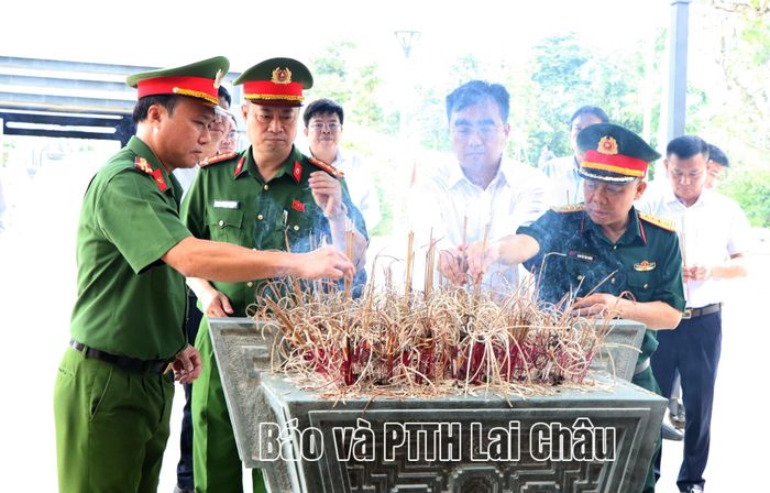 ... dâng hương các Anh hùng liệt sĩ đã hi sinh trong Chiến dịch Điện Biên phủ.