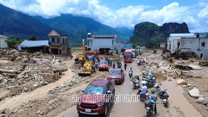  Đội Cảnh sát giao thông đường bộ số 3 đảm bảo giao thông tại các khu vực xảy ra thiên tai tại xã Mường Than.