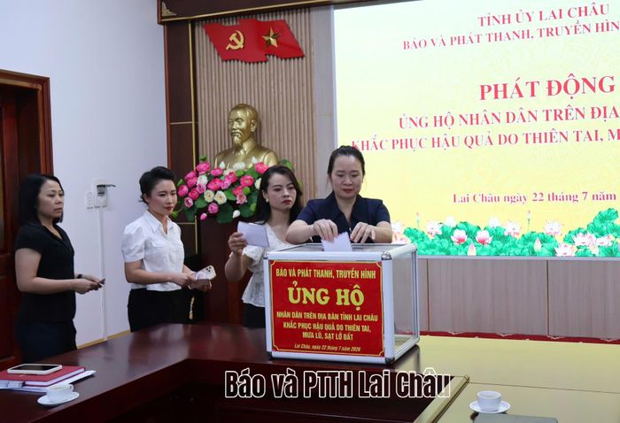 Ban Giám đốc, lãnh đạo các phòng chuyên môn và viên chức, người lao động ủng hộ nhân dân trên địa bàn tỉnh bị ảnh hưởng bởi thiên tai và sạt lở đất.