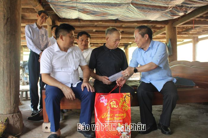 ... thăm hỏi, trao quà cho ông Lò Văn Dom ở bản Cuổi Nưa (xã Nậm Cuổi).