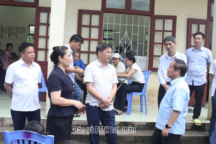 Đồng chí Tống Thanh Hải - Phó Chủ tịch Thường trực UBND tỉnh kiểm tra công tác khám sức khỏe cho người dân ở điểm bản Noong Hẻo (xã Pu Sam Cáp).