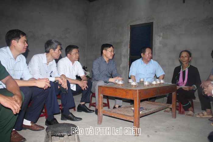 ... thăm hỏi gia đình bà Phàn Thị Nhột ở bản Nậm Ngập (xã Nậm Tăm).