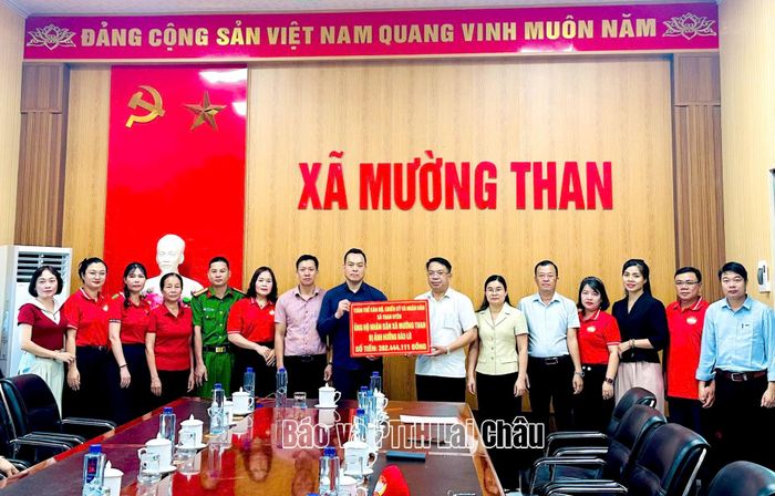 Đoàn công tác xã Than Uyên trao tiền hỗ trợ cho xã Mường Than khắc phục hậu quả thiên tai.