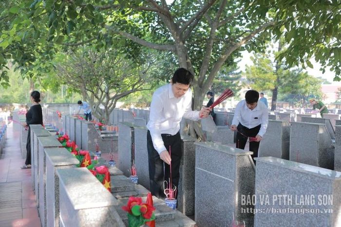 Đồng chí Vũ Hoàng Anh, Phó Bí thư Tỉnh ủy và các đại biểu thắp hương tại các phần mộ Liệt sĩ tại Nghĩa trang Cao Lộc, phường Kỳ Lừa