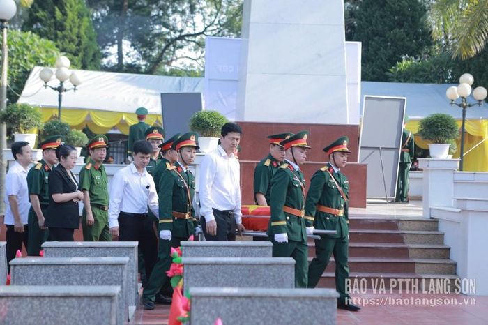 Các đại biểu và thân nhân thực hiện nghi lễ đưa hài cốt liệt sĩ Thi Xuân Lan đến vị trí an táng