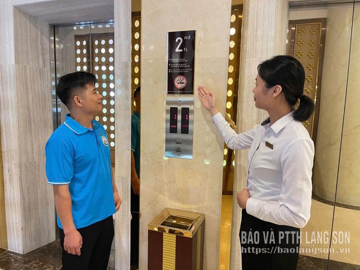 Nhân viên Khách sạn Mường Thanh hướng dẫn du khách về nội quy cấm hút thuốc lá