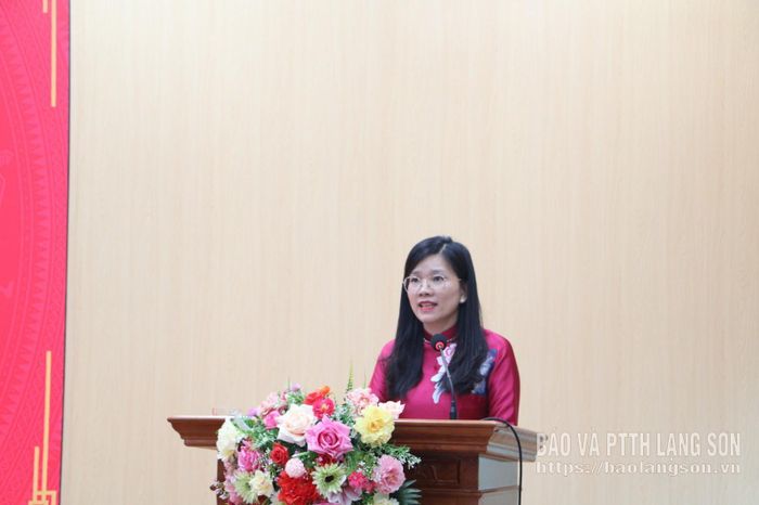 Lãnh đạo Ban Văn hóa - xã hội HĐND phường trình bày báo cáo thẩm tra tại kỳ họp