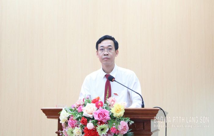 Đồng chí Bí thư Đảng ủy, Chủ tịch HĐND phường Lương Văn Tri phát biểu tại kỳ họp