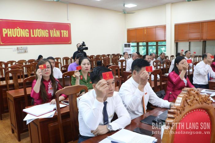 Các đại biểu biểu quyết thông qua nghị quyết tại kỳ họp