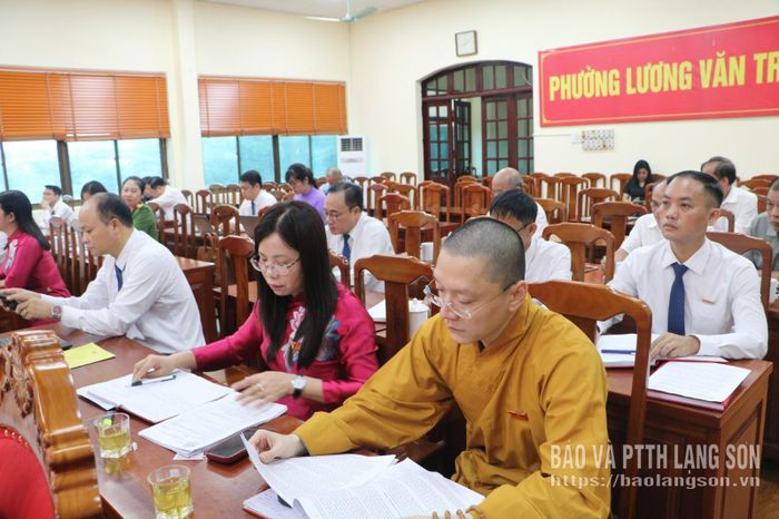 Các đại biểu nghiên cứu các báo cáo tại kỳ họp
