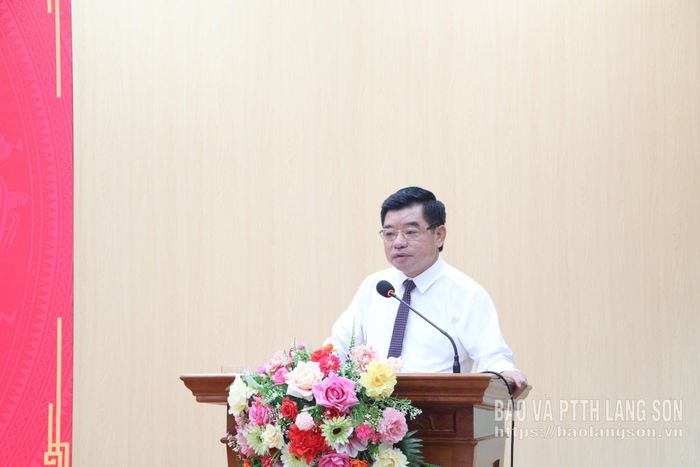 Đồng chí Lê Trí Thức, Phó Chủ nhiệm Thường trực Ủy ban Kiểm tra Tỉnh ủy phát biểu tại kỳ họp