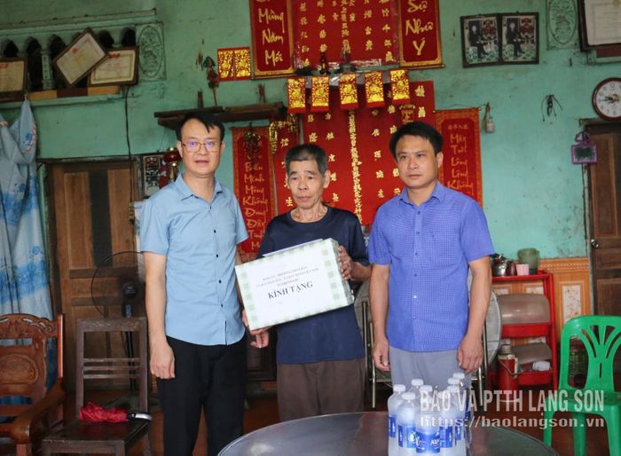 Lãnh đạo xã Khánh Khê tặng quà bệnh binh Hoàng Văn Hộ
