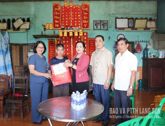 Đoàn công tác thăm hỏi, tặng quà bệnh binh Hoàng Văn Hộ, thôn Thanh Sơn