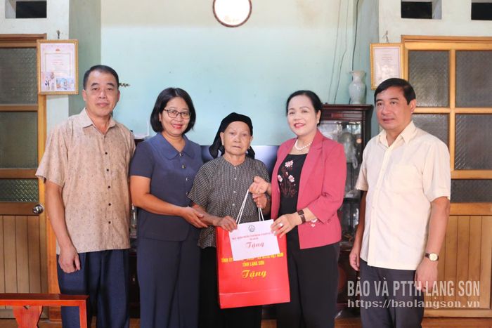 Đoàn công tác thăm hỏi, tặng quà gia đình bà Lương Thị Thom, thôn Đồng Phú