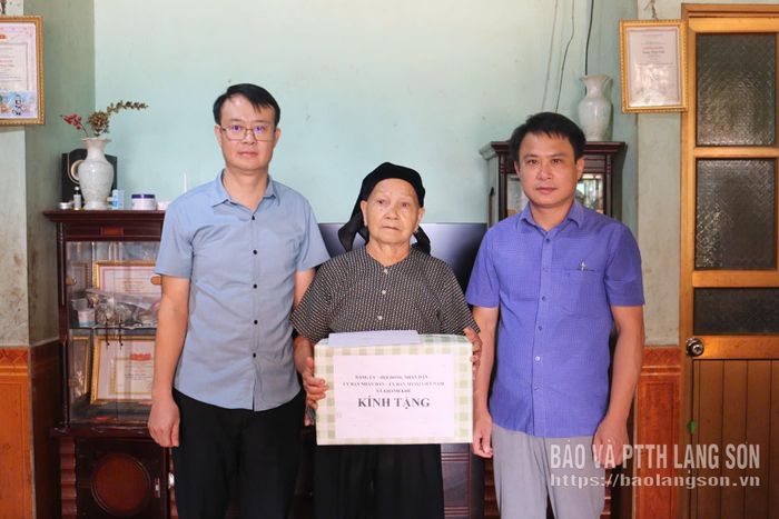 Lãnh đạo xã Khánh Khê tặng quà gia đình bà Lương Thị Thom, thôn Đồng Phú
