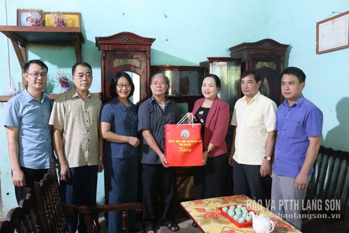Đoàn công tác thăm hỏi, tặng quà thương binh Phạm Minh Thu, thôn Bình Trung