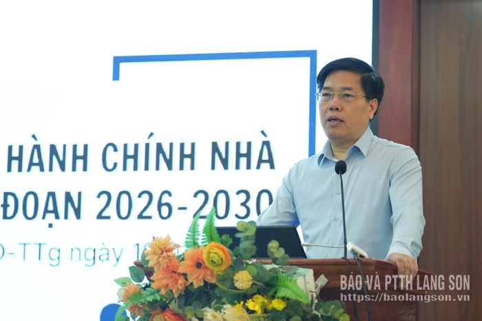 Đồng chí Vụ trưởng Vụ CCHC, Bộ Nội vụ trình bày nội dung tại hội nghị
