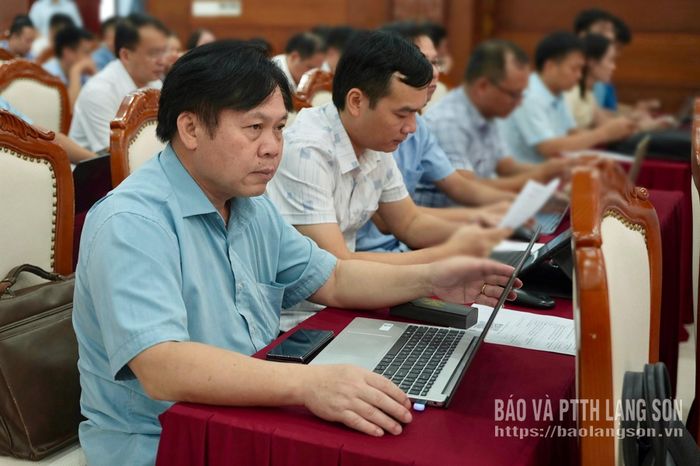 Các đại biểu lắng nghe nội dung tập huấn
