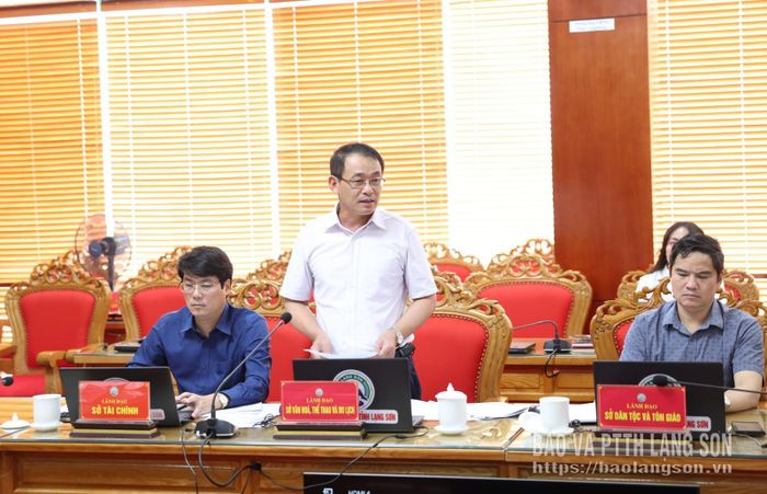 Giám đốc Sở Văn hóa Thể thao và Du lịch phát biểu tại cuộc họp