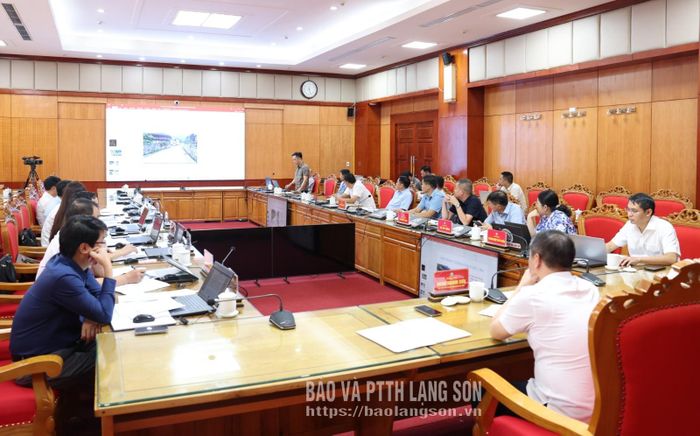 Đại diện đơn vị thi công trình bày báo cáo kinh tế - kỹ thuật một số nội dung triển khai các dự án thuộc đề án
