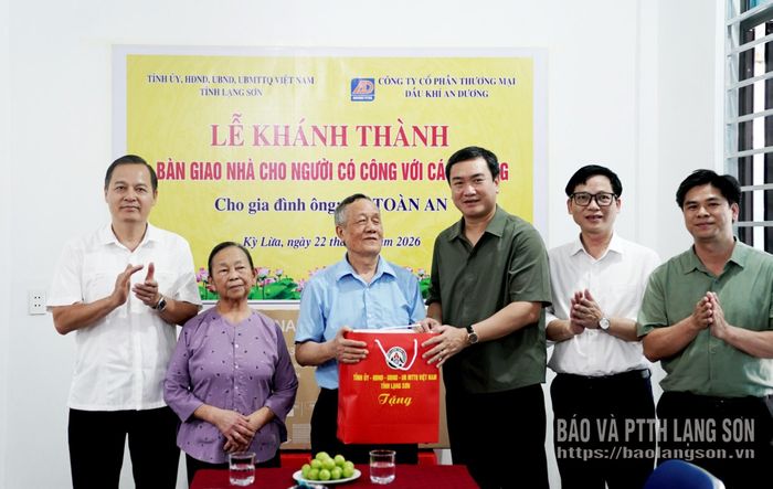 Đồng chí Nguyễn Cảnh Toàn, Phó Bí thư Tỉnh ủy, Chủ tịch UBND tỉnh và lãnh đạo phường Đông Kinh, lãnh đạo các sở, ngành tặng quà gia đình ông Lý Toàn An