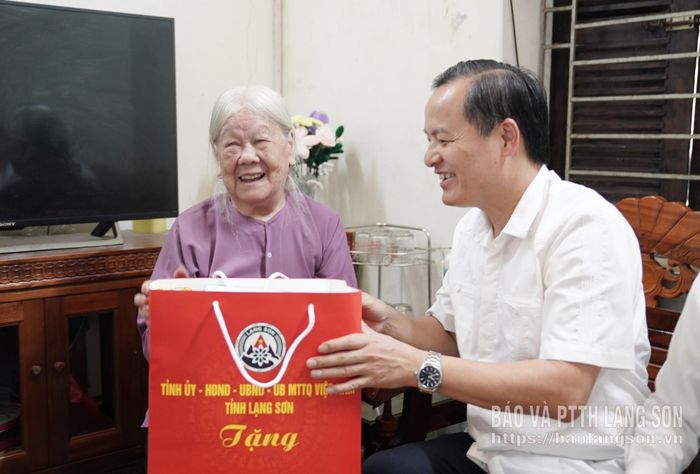 Đồng chí Phùng Quang Hội, Ủy viên Ban Thường vụ Tỉnh ủy, Bí thư Đảng ủy, Chủ tịch HĐND phường Đông Kinh đến thăm, tặng quà gia đình bà Nông Thị Sâm 