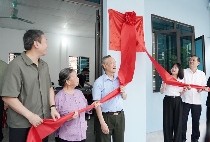 Đồng chí Nguyễn Cảnh Toàn, Phó Bí thư Tỉnh ủy, Chủ tịch UBND tỉnh cùng các đại biểu thực hiện nghi thức khánh thành “Nhà cho người có công với cách mạng” cho gia đình ông Lý Toàn An