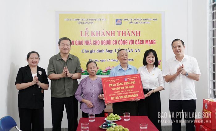 Đoàn công tác trao kinh phí xây dựng nhà cho gia đình ông Lý Toàn An