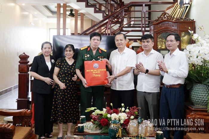 Đoàn công tác tặng quà gia đình thương binh Hoàng Văn Nghiệp