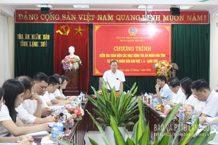 Đồng chí Nguyễn Trí Tuệ, Thẩm phán TAND Tối cao, Trưởng Đoàn kiểm tra phát biểu tại buổi kiểm tra