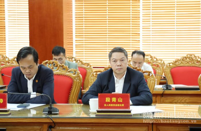 Đồng chí Đoàn Thanh Sơn, Phó Chủ tịch UBND tỉnh trao đổi, giải đáp một số nội dung liên quan tại buổi làm việc 