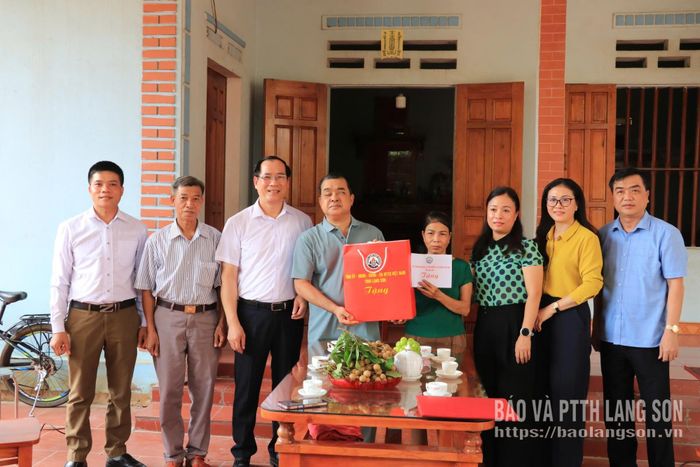 Đồng chí Dương Xuân Huyên, Ủy viên Ban Thường vụ Tỉnh ủy, Phó Chủ tịch Thường trực HĐND tỉnh tặng quà gia đình thương binh Vi Văn Cường