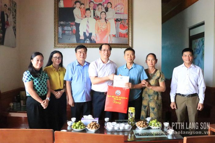 Đồng chí Dương Xuân Huyên, Ủy viên Ban Thường vụ Tỉnh ủy, Phó Chủ tịch Thường trực HĐND tỉnh tặng quà đại diện gia đình ông Hoàng Xuân Cựu