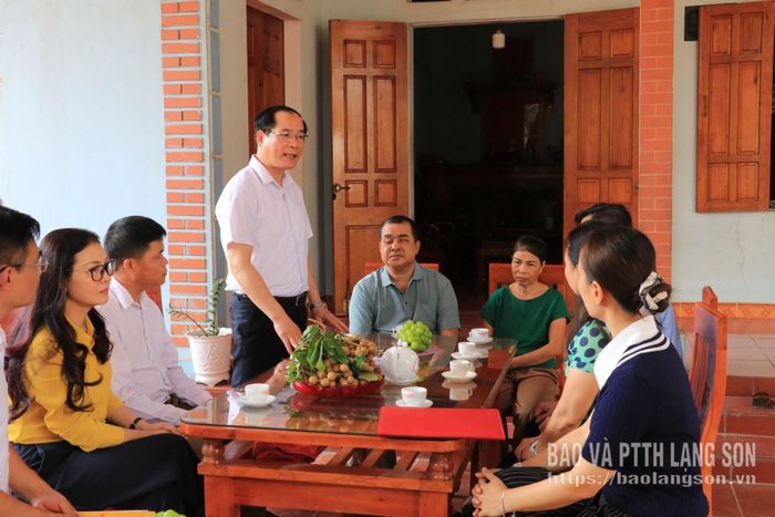 Đồng chí Dương Xuân Huyên, Ủy viên Ban Thường vụ Tỉnh ủy, Phó Chủ tịch Thường trực HĐND tỉnh thăm hỏi gia đình thương binh Vi Văn Cường