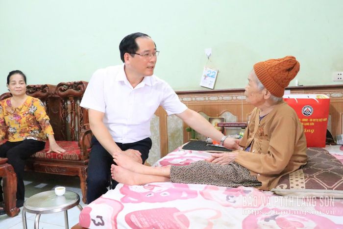 Đồng chí Dương Xuân Huyên, Ủy viên Ban Thường vụ Tỉnh ủy, Phó Chủ tịch Thường trực HĐND tỉnh thăm hỏi sức khỏe bà Đinh Thị Dung