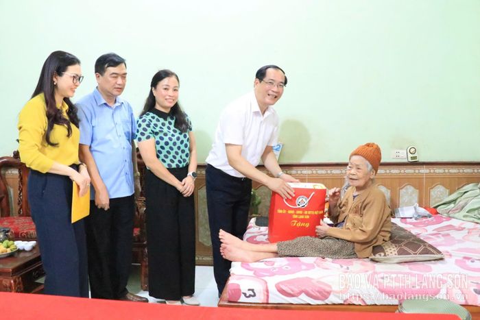 Đồng chí Dương Xuân Huyên, Ủy viên Ban Thường vụ Tỉnh ủy, Phó Chủ tịch Thường trực HĐND tỉnh tặng quà bà Đinh Thị Dung